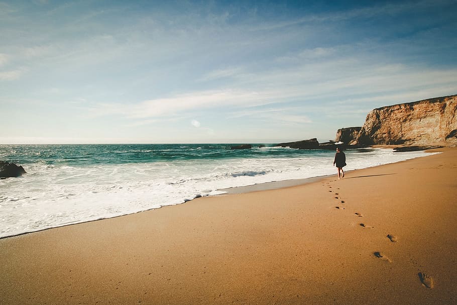 pessoa, Caminhando, junto, beira mar, praia, areia, oceano, pegadas, mar, agua