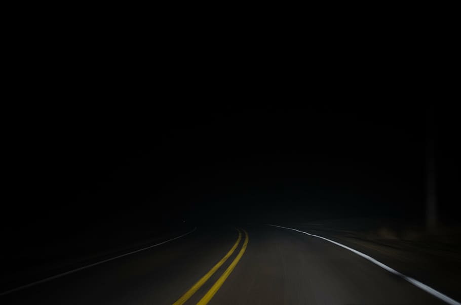 estrada de asfalto cinza, escuro, noite, estrada, rua, asfalto, viagens, luz, o caminho a seguir, linha divisória