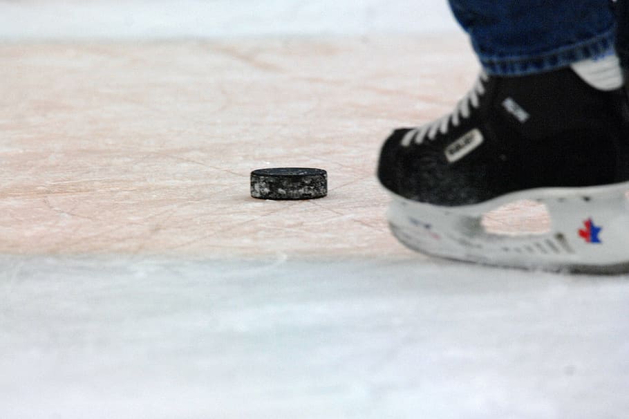 persona, jugando, hockey sobre hielo, cancha, disco de hockey, patinador, hielo, patines, jugador, patinaje