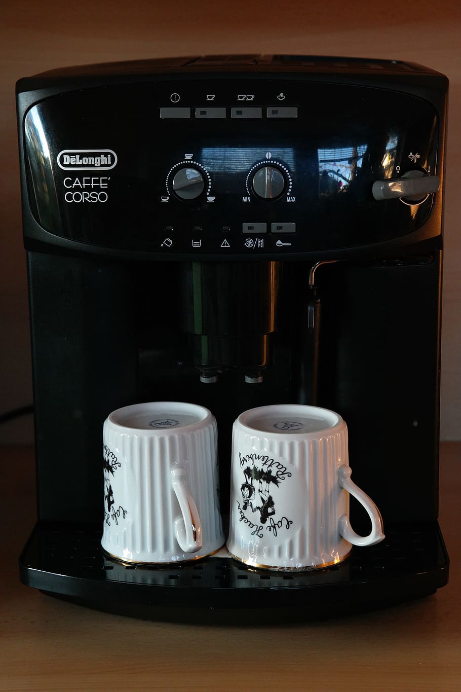 black, delonghi coffeemaker, two, white, ceramic, mugs, Tea, Automatic, Coffee Maker, automatic coffee maker