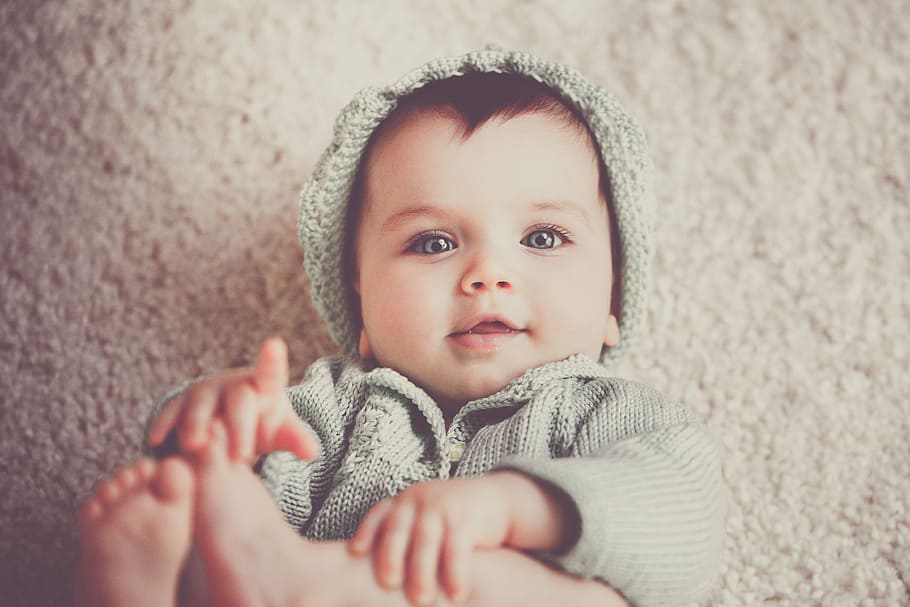 fotografia fotografia, bebê, apontando, dedo, tapete de lã, menina, rentável, jaqueta, criança, fofa
