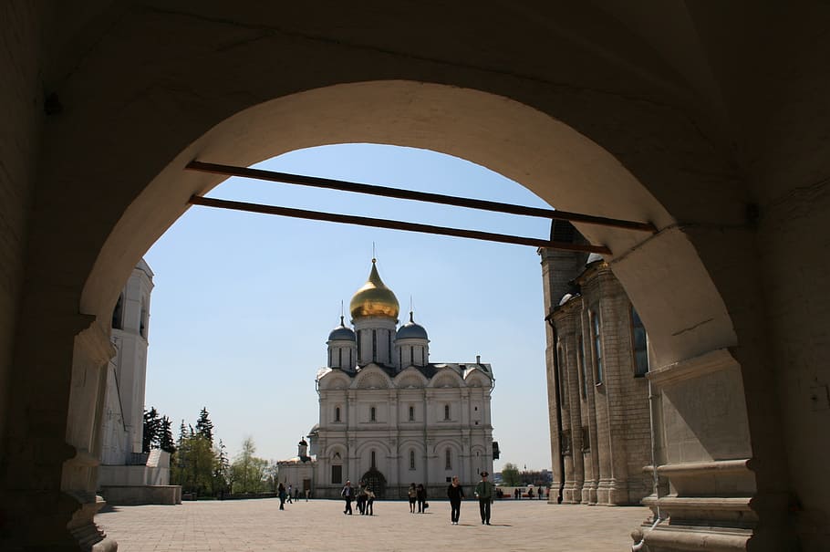 arch, entrance, kremlin, tourists, cathedral of the archangel, architecture, russian, centre of kremlin, centre of moscow, white building