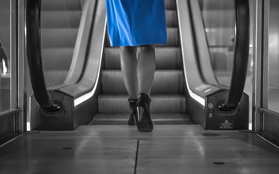 selectivo, fotografía en color, mujer, azul, vestido, falda, gris, vestido azul, escalera mecánica, hembra