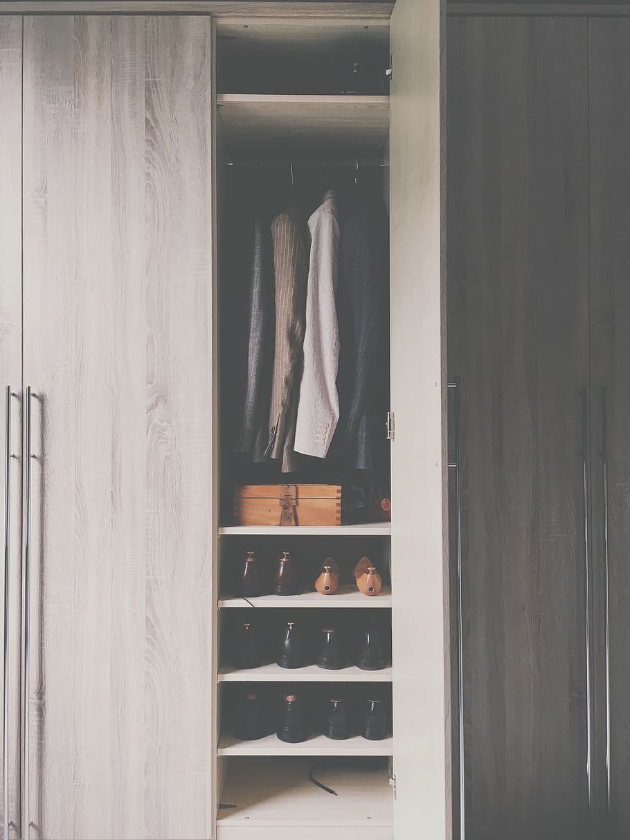灰色の木製キャビネット, ワードローブ, クローゼット, キャビネット, ドア, 開く, 靴, 衣類, ボックス, 内部