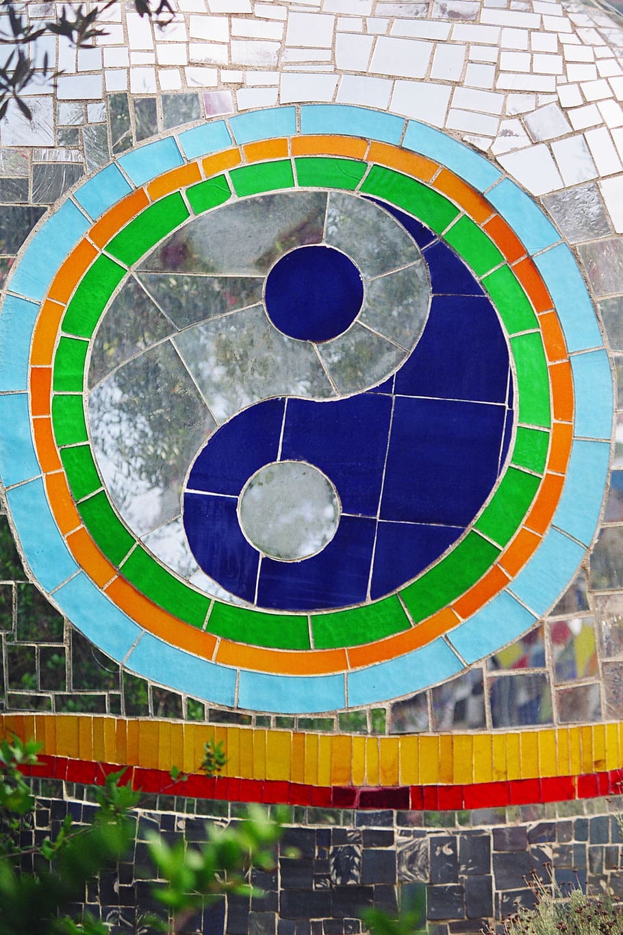 multicolored, yin yang decor, niki de saint phalle, art, artist, sculpture, tuscany, capalbio, il giardino dei tarocchi, garden of tarot