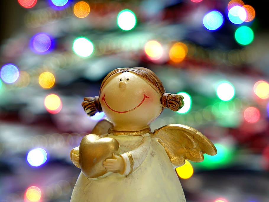 ángel, sosteniendo, figurilla de corazón, luz bokeh, figura, figura de navidad, navidad, decoración navideña, celebracion, iluminación