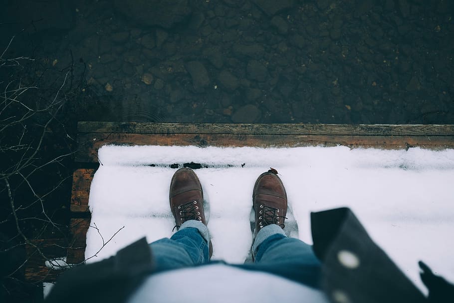 pessoa, em pé, superfície da neve, neve, inverno, couro, sapato, jeans, viagem, ao ar livre