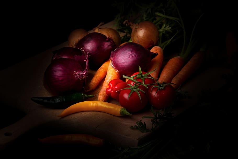 arreglo de frutas, verduras, humor oscuro, fotografía de alimentos, zanahorias, cebollas, chile, tomates, vitaminas, naturaleza