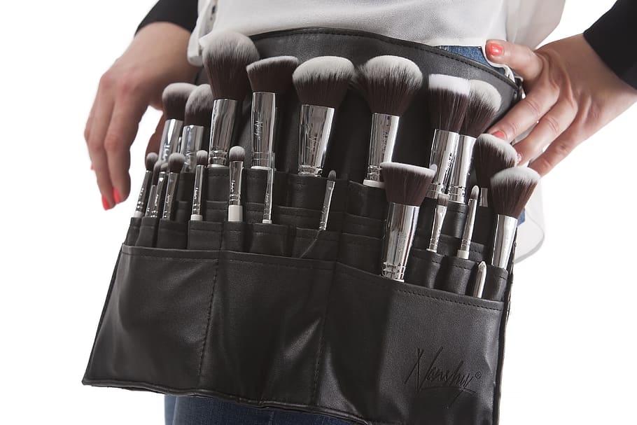 person, wearing, black, makeup brush bag, makeup brushes, brushes, brush set, makeup, make-up, cosmetic