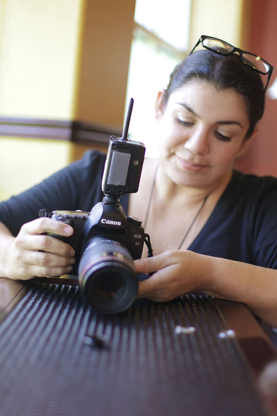 female grapher, grapher professional, latina, technology, indoors, holding, one person, front view, concentration, real people