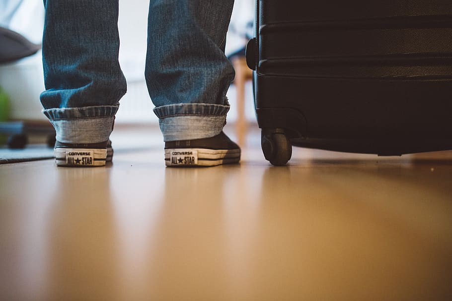 待っている空港のスーツケース, 待っている, 空港, スーツケース, 旅行, 人, 人間の足, 男性, 認識できない人, 人間の脚