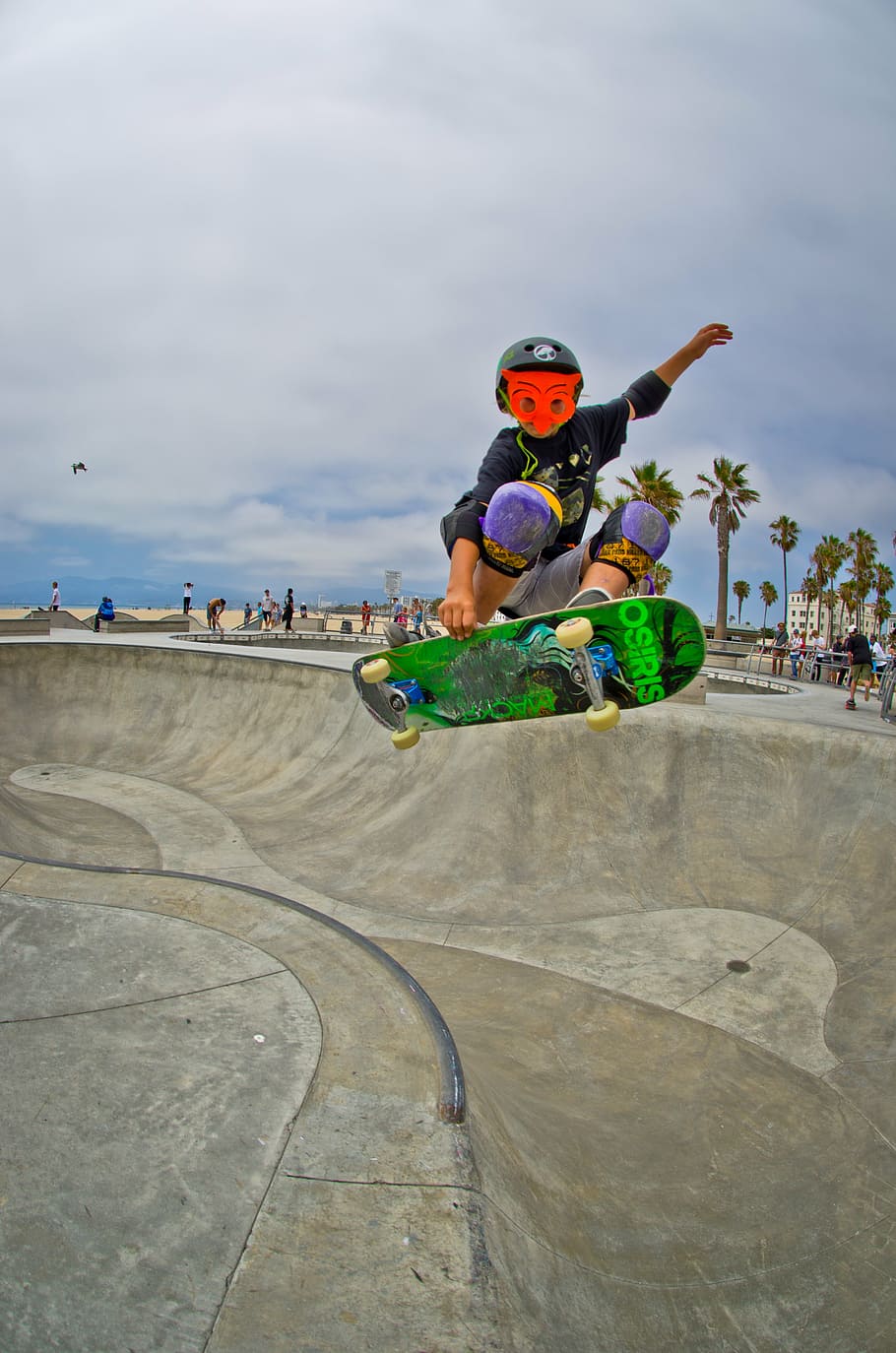 skateboard, taman skate, skater, anak laki-laki, setengah pipa, lompat, orang sungguhan, aktivitas santai, langit, awan - langit