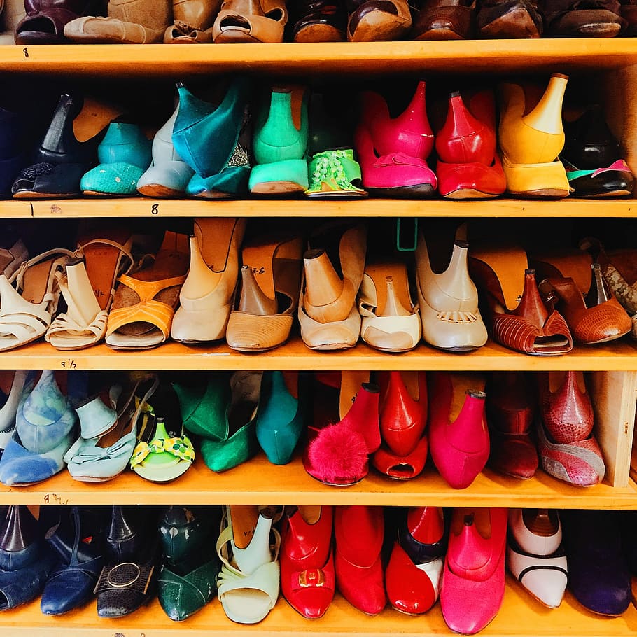 banyak sandal kulit bertumit, coklat, kayu, rak, bertumit, kulit, sepatu, warna, merah, biru