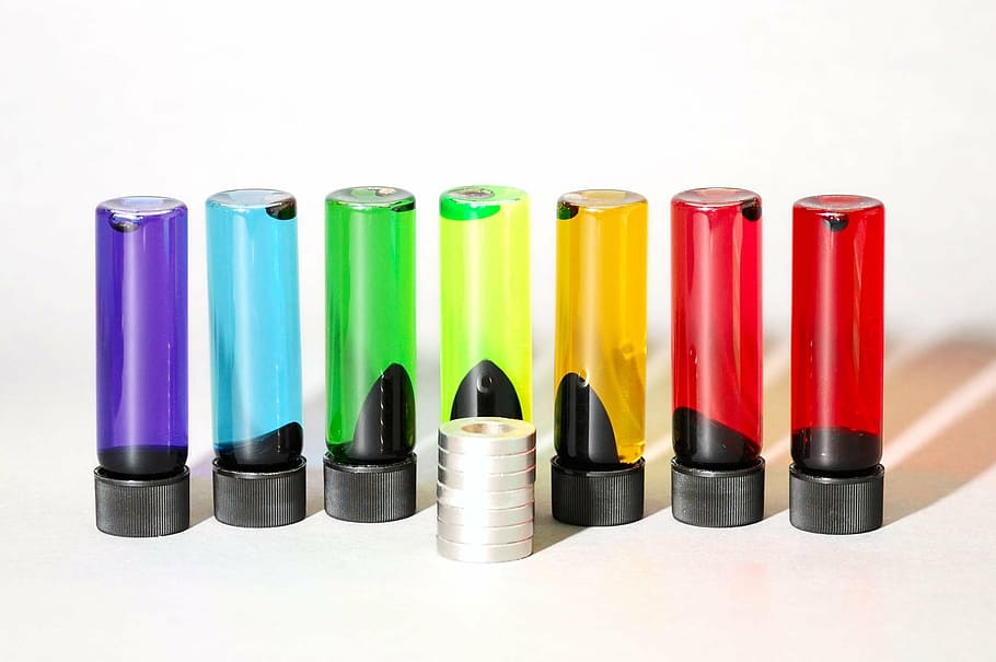 各種色のボトルロット, 強磁性, 磁性流体, 科学, 磁石, カラフル, テクノロジー, デモンストレーション, 液体, 化学