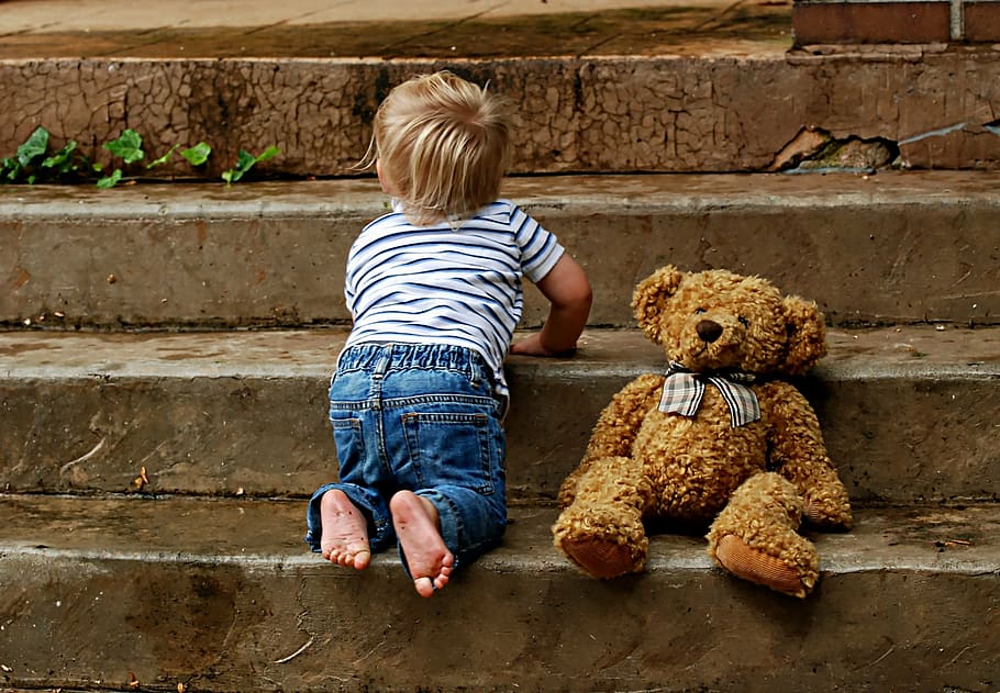 niño pequeño, al lado, marrón, oso, felpa, juguete, escalada, vuelo, escaleras, niño