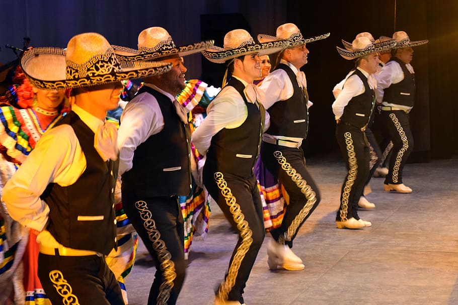 grupo, hombres, vistiendo, sombrero bailando, mariachi, méxico, baja california, tijuana, mexicano, guitarra