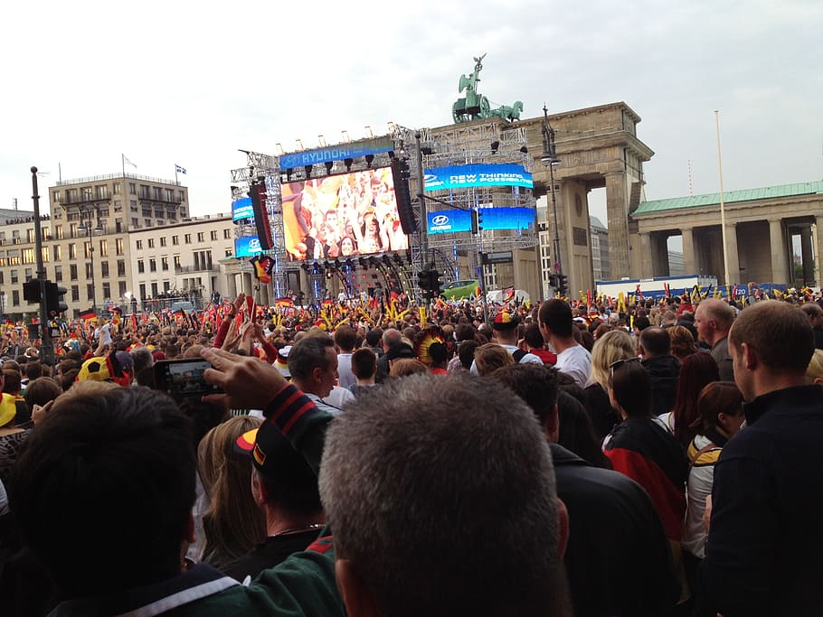 Massenveranstalung Futbol Puerta De Brandenburgo Berlin Multitud Gran Grupo De Personas Grupo De Personas Personas Reales Arquitectura Estructura Construida Pxfuel