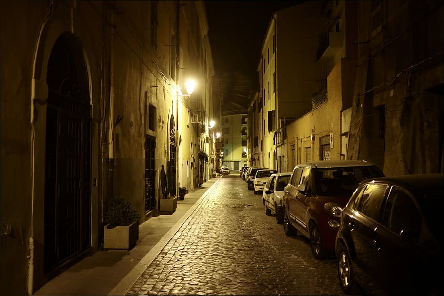 carros, estacionados, ao lado, construção, rua, noite, iluminado, paralelepípedos, cidade, automóveis