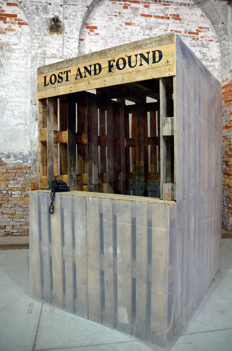 fund office, lose, to find, art, art installation, fetch, biennale, wooden crate, crate, pallet