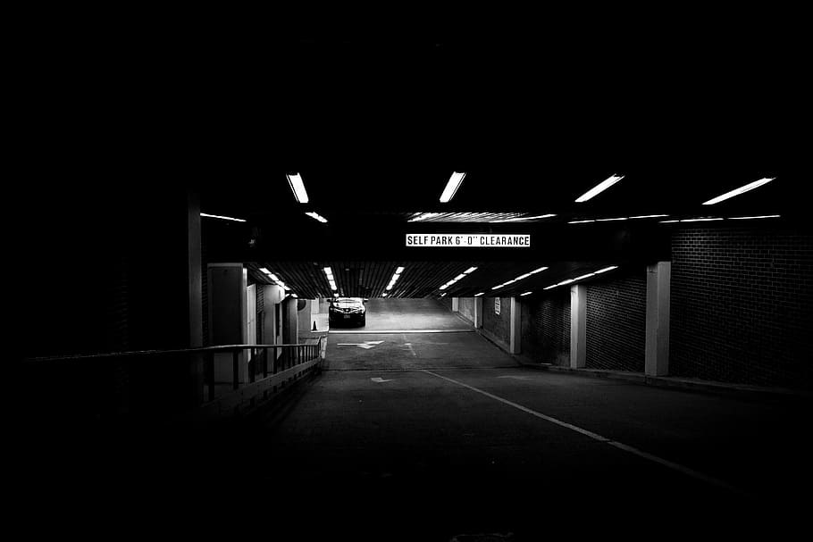 foto em tons de cinza, porão de estacionamento, deck de estacionamento, garagem subterrânea, estacionamento subterrâneo, estacionamento, carro, escuro, garagem, carros