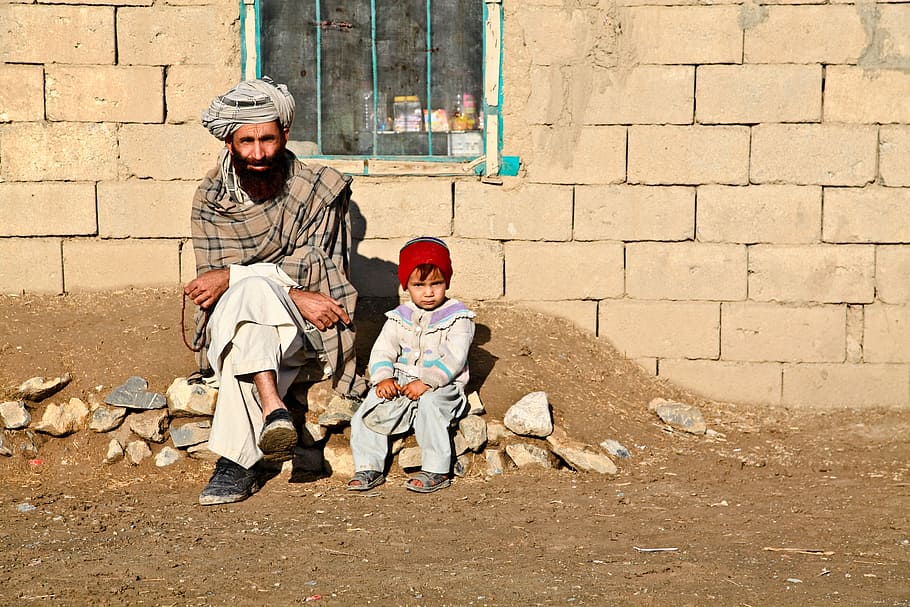 chico, sentado, al lado, hombre, vistiendo, cuadros, chal, hija, niño, afganistán