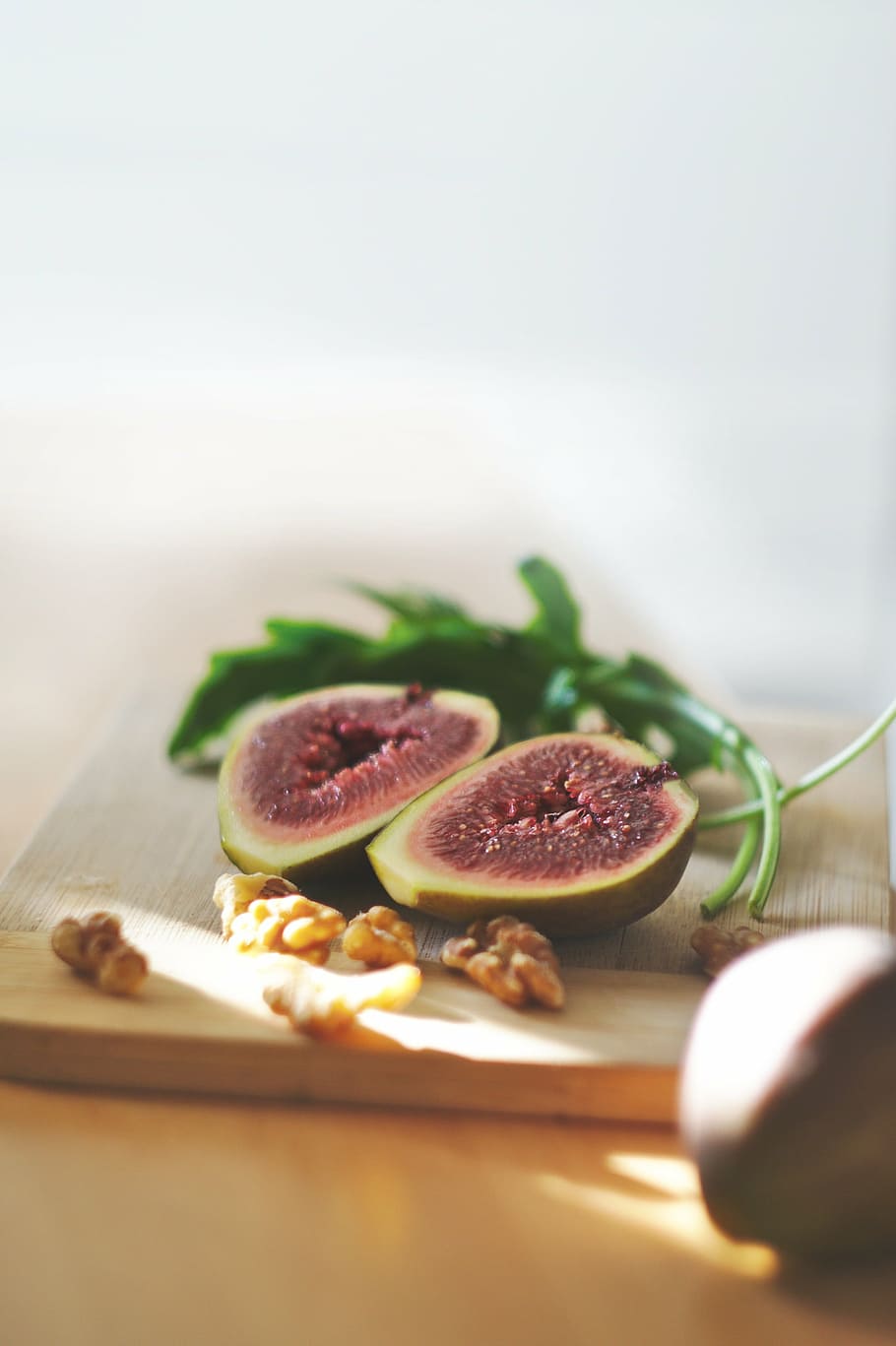 slices, fruit, wooden, chopping, board, two, sliced, common, fig, walnut