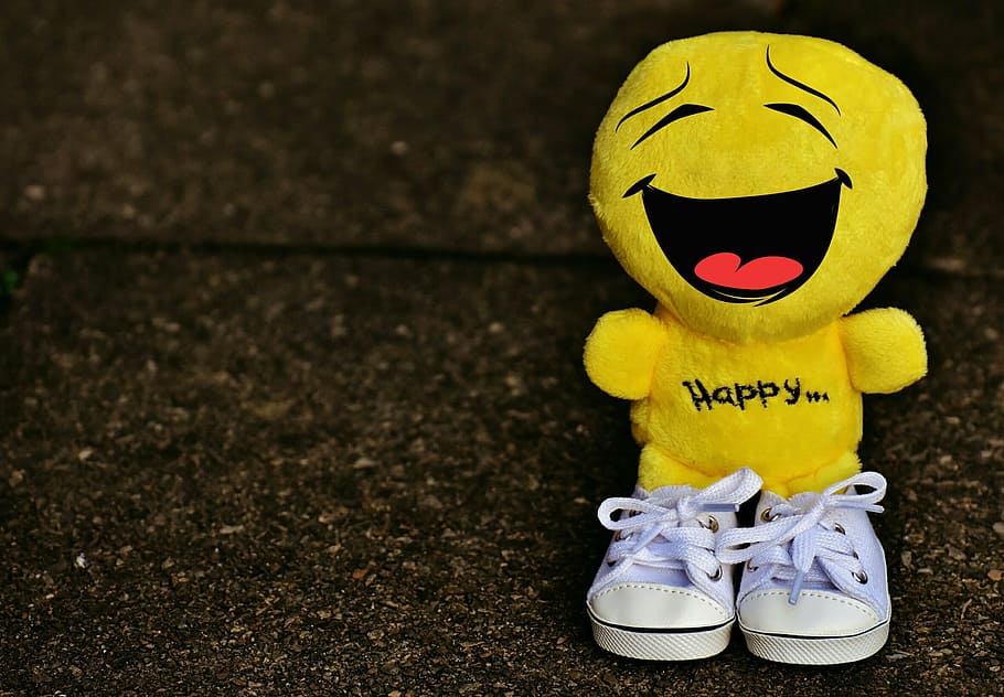 fotografia de retrato, amarelo, emoji, vestindo, par, branco, sapatos, sorridente, risada, tênis