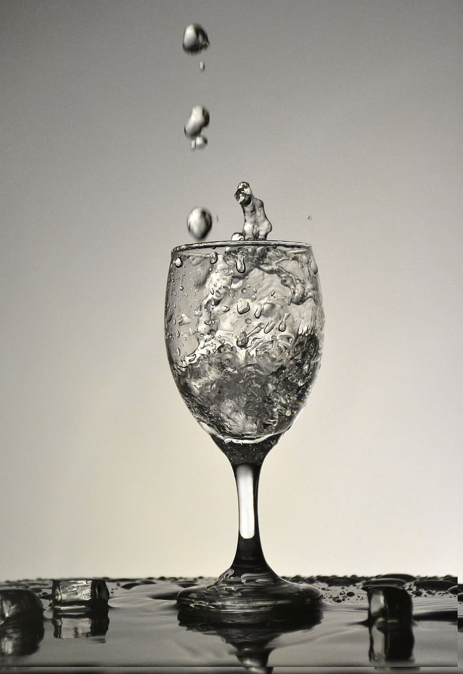 fotografia em escala de cinza, copo de vinho, agua, dentro, gotas de água, capturar gotas de água, copa, natureza morta, vidro, espirrando