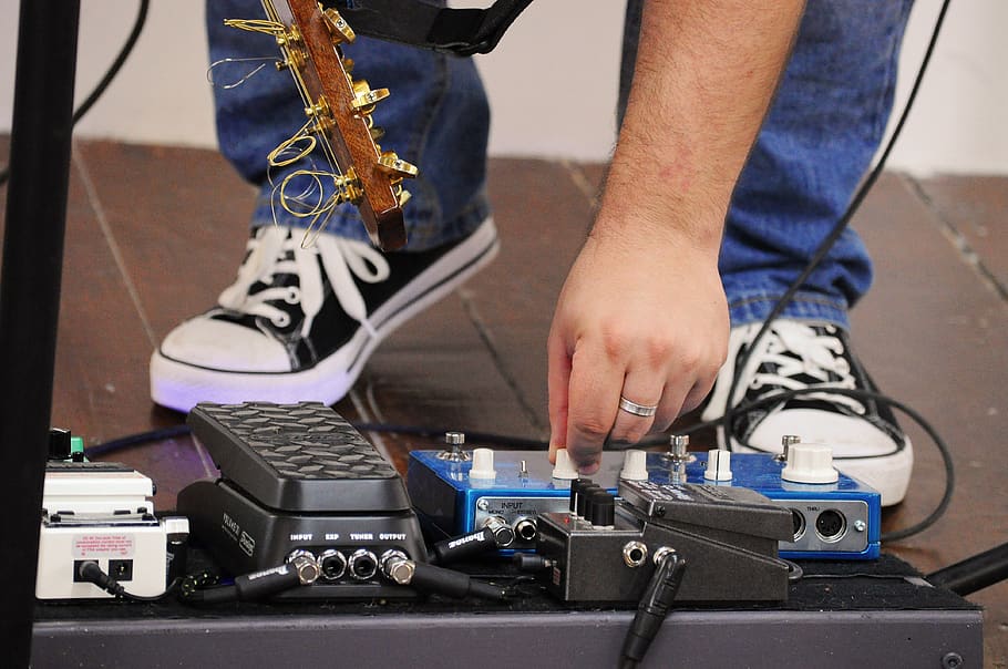peralatan, pedal, gitar, musik, papan pedal, satu orang, bagian tubuh manusia, teknologi, orang sungguhan, laki-laki
