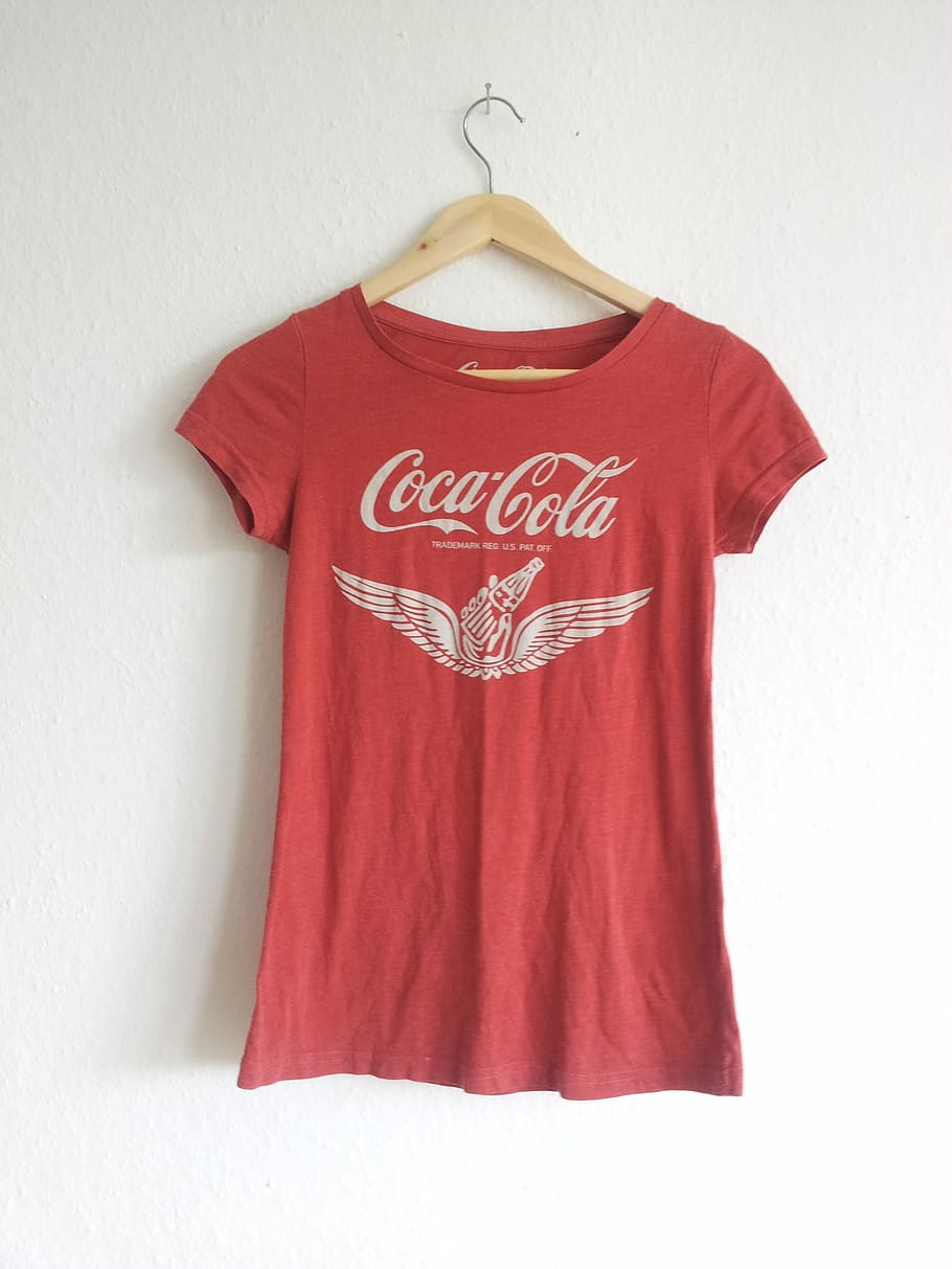 camisa coca-cola, enforcado, parede, camiseta, coca-cola, vermelho, roupas, enforcamento, casaco, moda