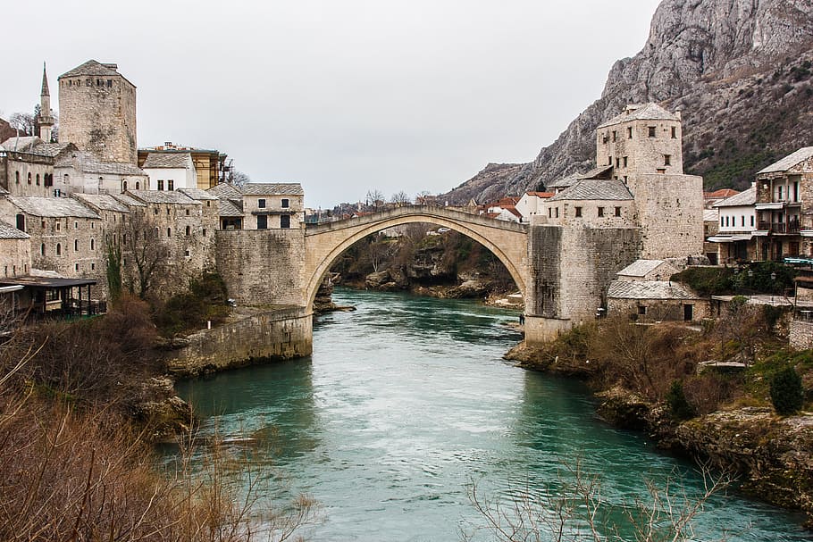 мост, бетон, здания, тело, вода, серый, река, коричневый, трава, Мостар.