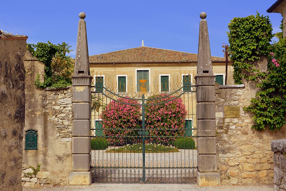 villa, entry, gate, ancient, punta san vigilio, italy, lake garda, architecture, plant, flower