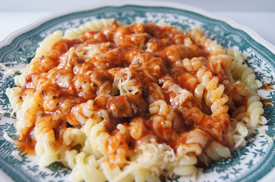 makan, spageti, pasta, saus tomat, makan malam, spageti bolognese, memasak, hidangan Italia, spiral, makanan dan minuman