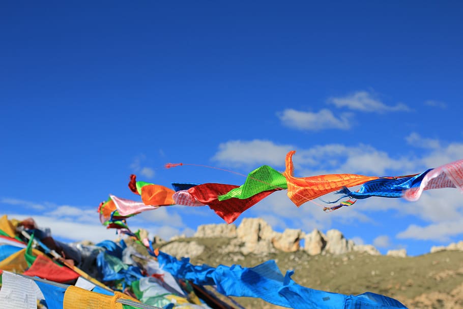 lote de pipa de cores sortidas, durante o dia, tibete, bandeiras de oração, fé, natureza, azul, multi colorido, céu, ao ar livre