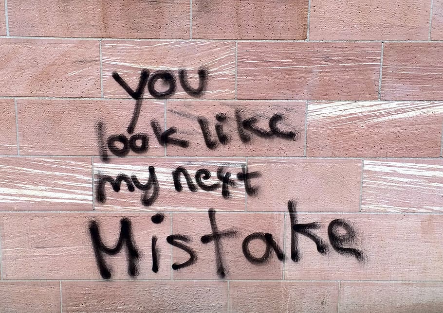 olhar, próximo, erro, grafite, parede, construção, tijolo, dizendo, vandalismo, texto