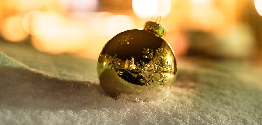 金のクリスマス飾り, 雪, クリスマス, 冬, 光沢のある, 黄金, ボール, ミラーリング, 球体, クローズアップ