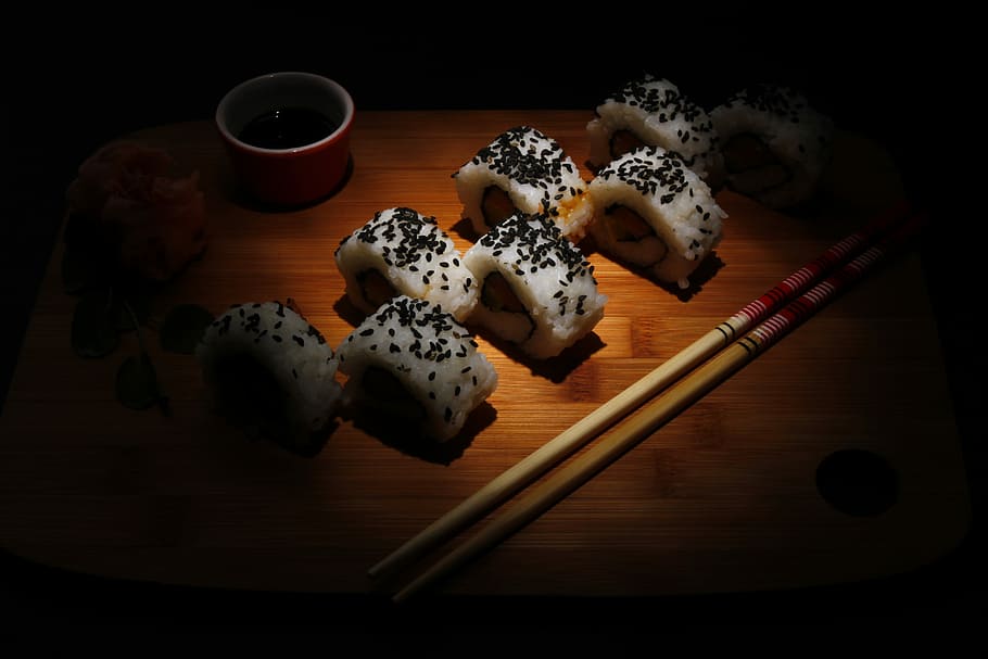 sushi maki, sushi, maki, palitos picantes, oscuro, cena, japón, japonés, almuerzo, restaurante
