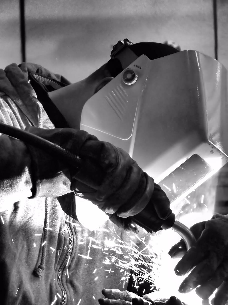 foto em escala de cinza, homem, usando, tocha de acetileno, máscara, soldagem, trabalho, soldador, trabalhador, industrial