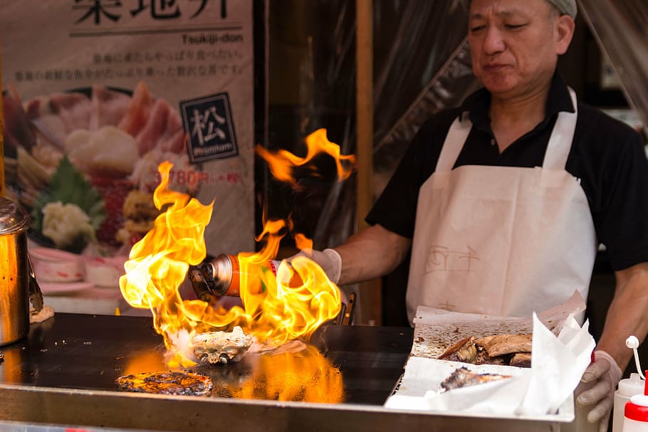 hombre cocinando comida, plancha, fuego, chef, cocinando, quema, vista frontal, llama, calor - temperatura, fuego - fenómeno natural