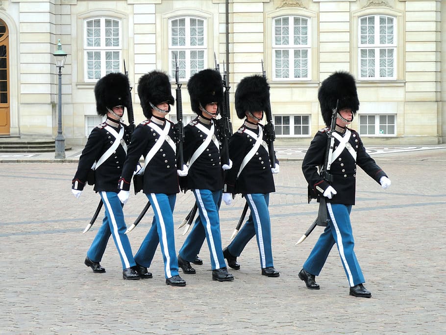 oficiales, marchando, frente, gris, edificio, guardias, amalienborg, palacio, copenhague, dinamarca