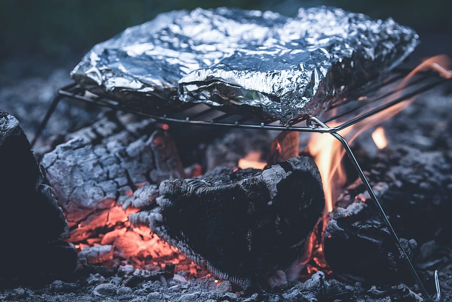hoguera, fuego, camping, llama, cocina, papel de aluminio, comida, parrilla, quema, calor - temperatura