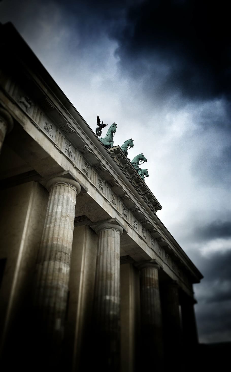 Puerta de Brandenburgo, arquitectura, edificio, infraestructura, nubes, cielo, escultura, oscuro, vista de ángulo bajo, estatua