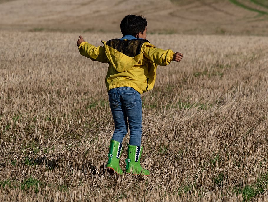 child running, kid in park, child in field, child in yellow, jumping, child, field, childhood, one person, rear view