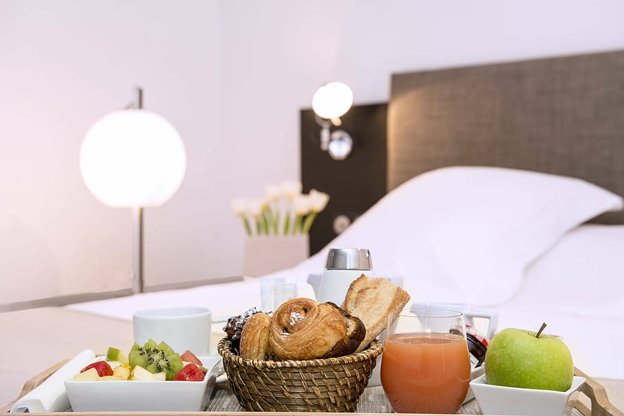 breads, fruits, brown, bed, serving, tray, table lamp, room, breakfast, hide