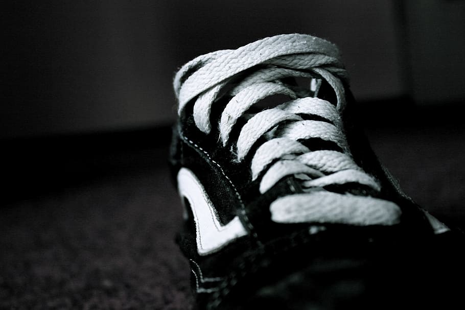 sepatu, hitam putih, gelap, tali sepatu, baru, bersih, mudah, fokus pada latar depan, close-up, di dalam ruangan