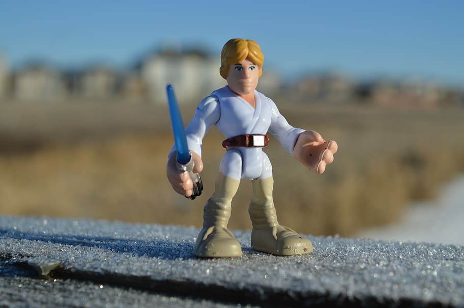 shallow, focus photography, brown, haired figure, Star Wars, Luke Skywalker, Action Figure, figurine, sword, toy