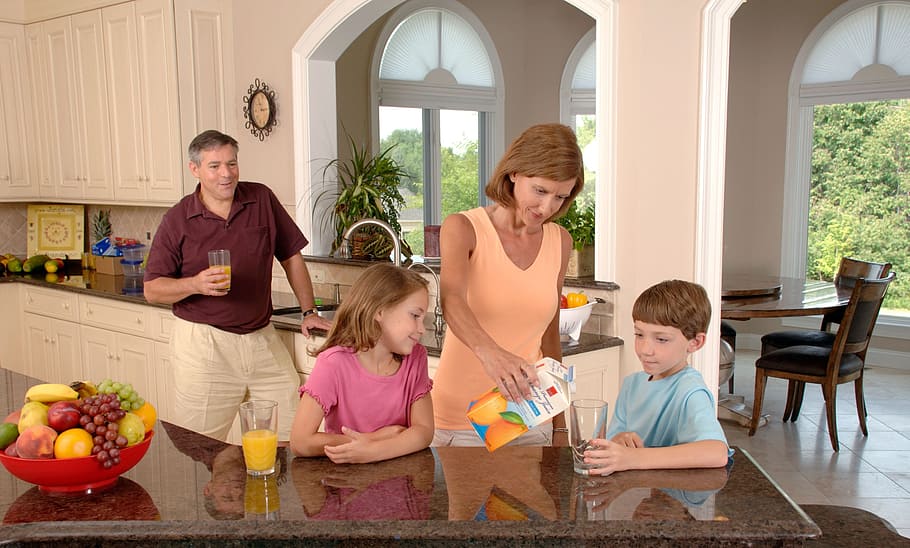 familia en cocina, familia bebiendo jugo de naranja, vidrio, vertiendo, saludable, hogar, hijo, hija, hijos, padre