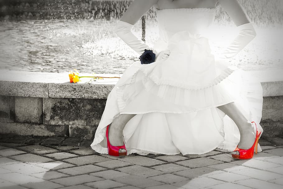 mujer, vistiendo, blanco, vestido sin tirantes, novia, zapatos de boda, boda, elegancia, moda, vestido