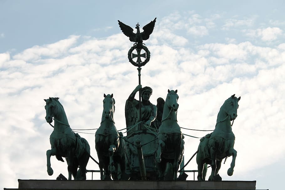 Quadriga, Berlin, Landmark, Jerman, gerbang brandenburg, kuda, representasi hewan, tema hewan, patung, sejarah