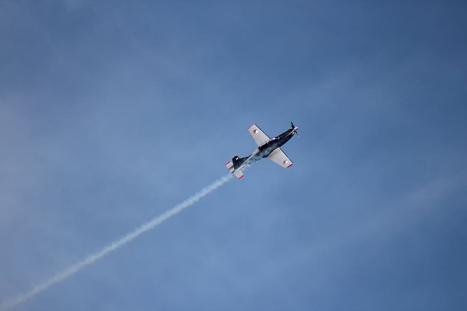 Найти самолеты в воздухе. Air Jet Flight Low. Air Force Sky.